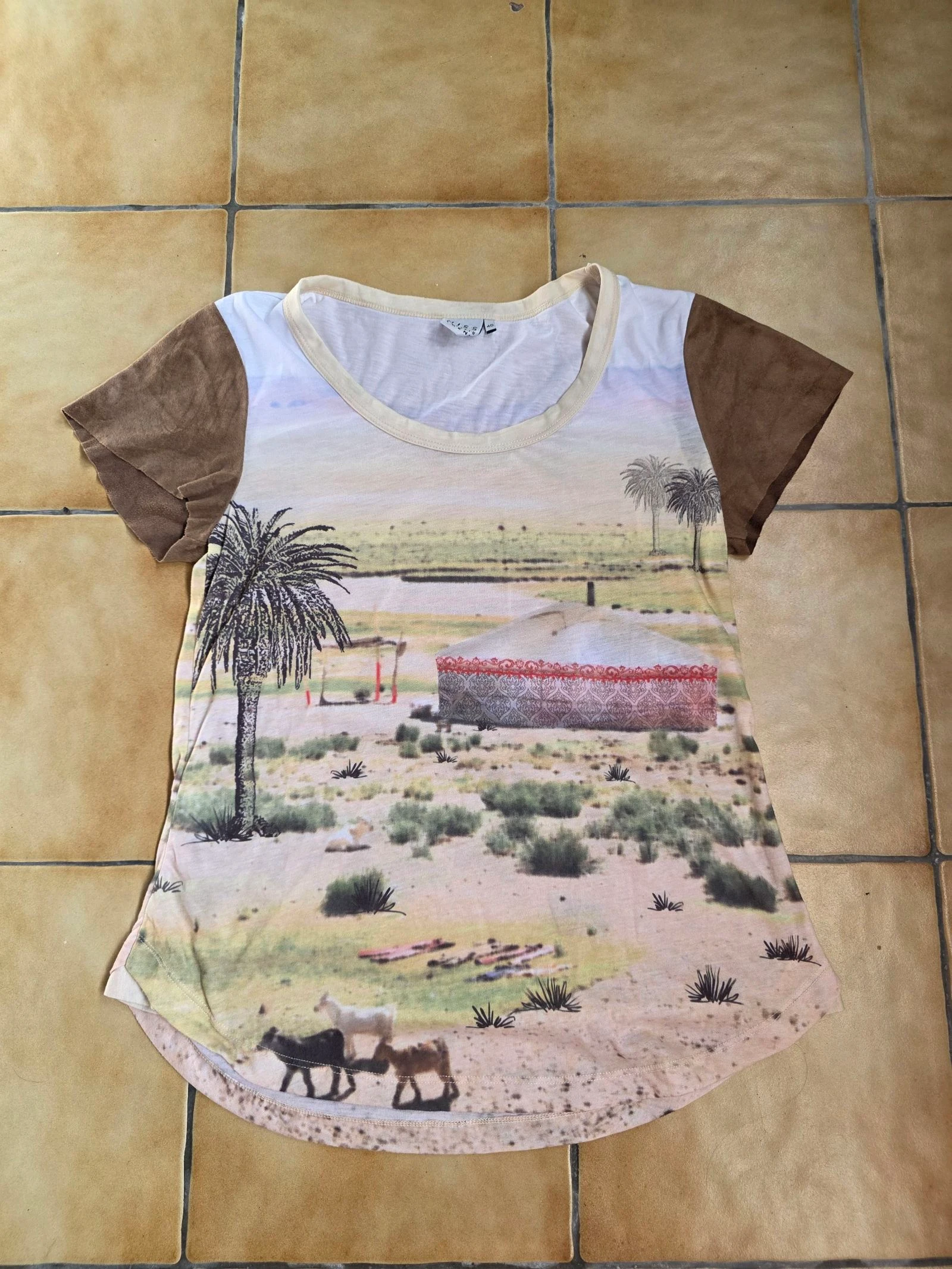 T-shirt vintage com estampa de paisagem desértica e detalhes em veludo y2k tamanho 40 – photo 5